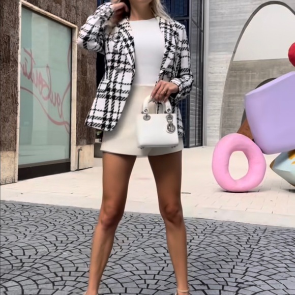 CATWALK CONNECTION Krystal Houndstooth Blazer is a must have in your wardrobe. - Picture 3 of 12